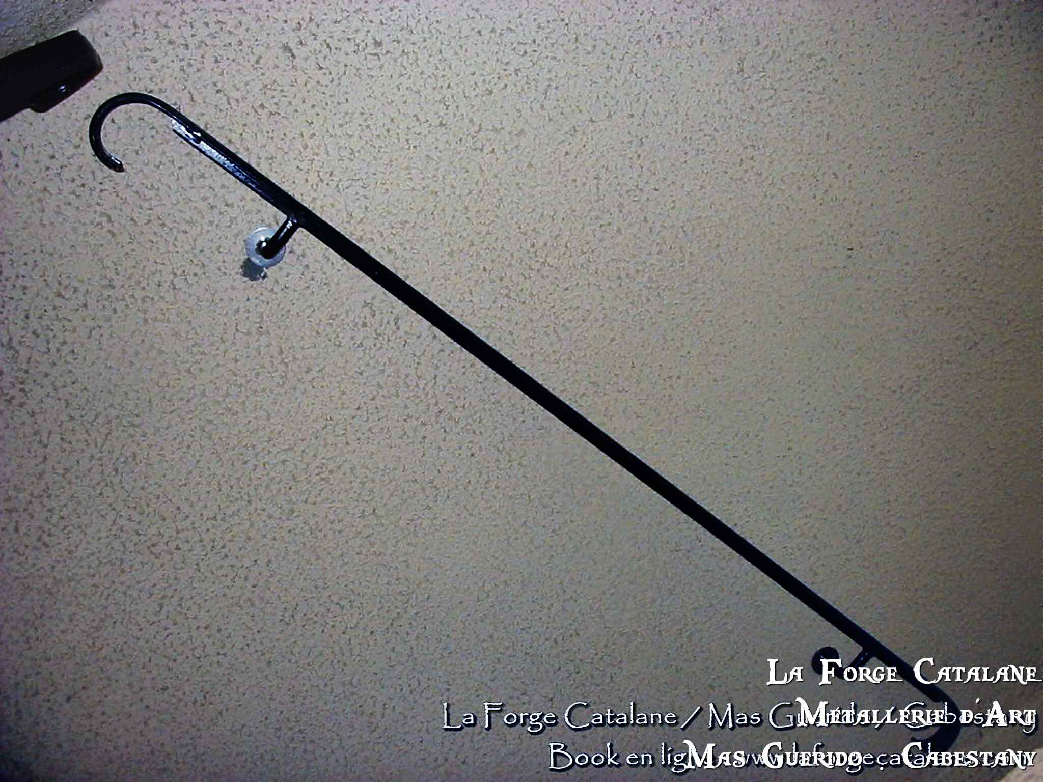 main courante en fer plat  avec crosse arrondi forge catalane.jpg